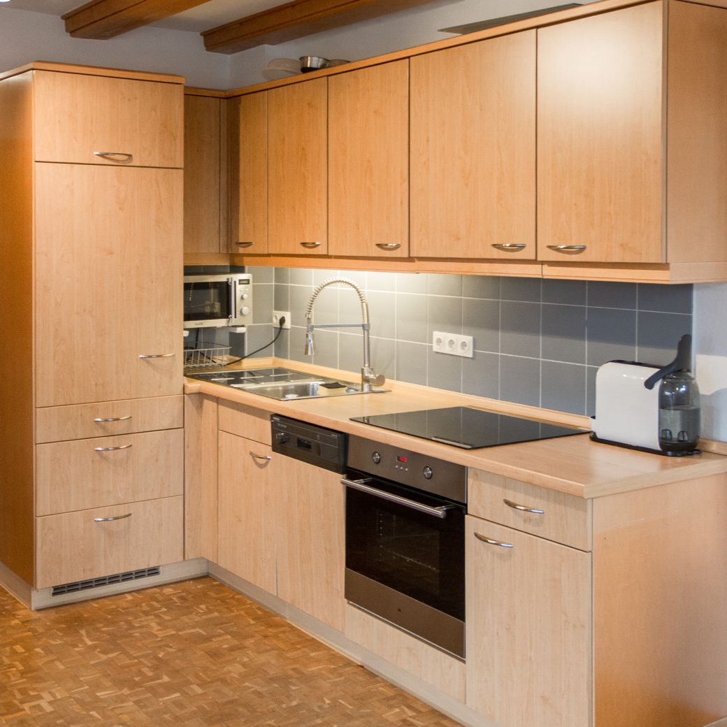 Küchenzeile mit Kühlschrank, Herd, Ofen, Mirowelle, Spülmaschine Wasser- und Kaffeekocher