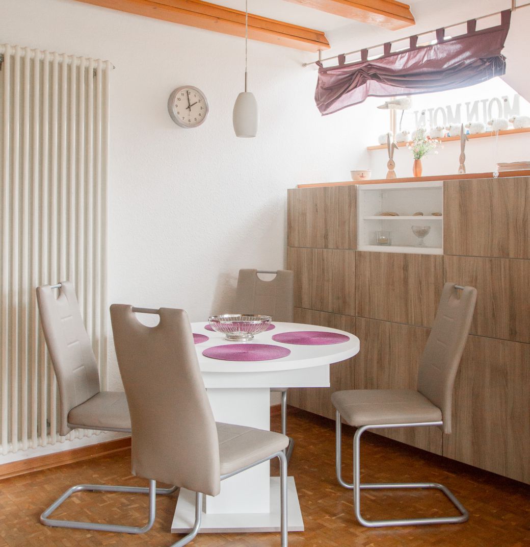 heller Essbereich mit Tisch und vier Stühlen