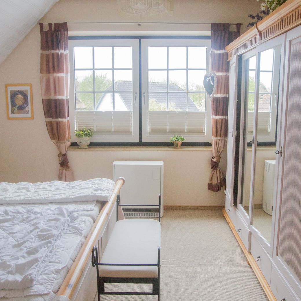 helles, einladenes Schlafzimmer mit großem Kleiderschlank & Doppelbett