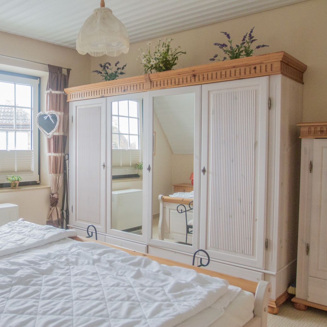 großer heller Klederschrank im Schlafzimmer