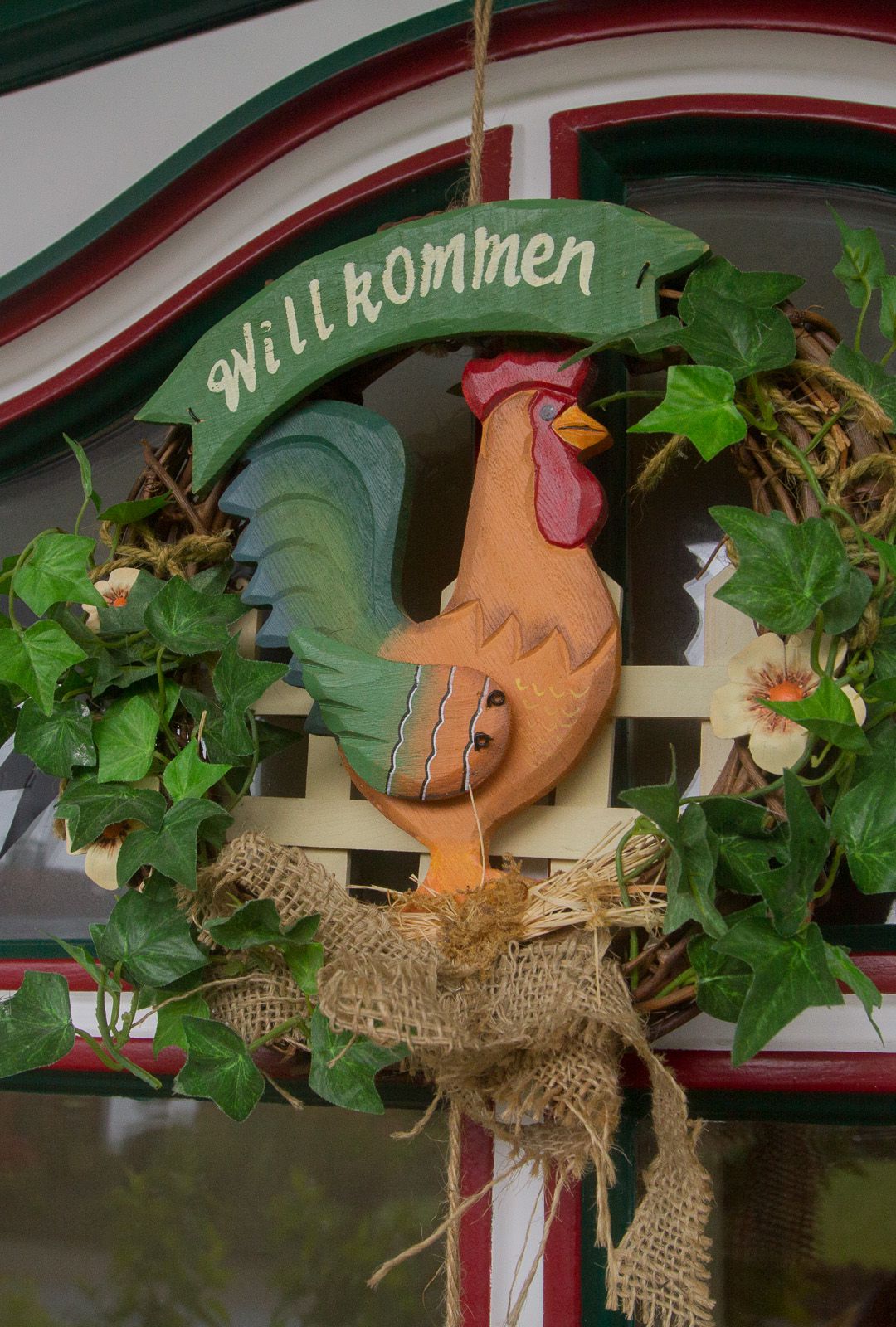 Tür mit Eingangsschild »Willkommen«