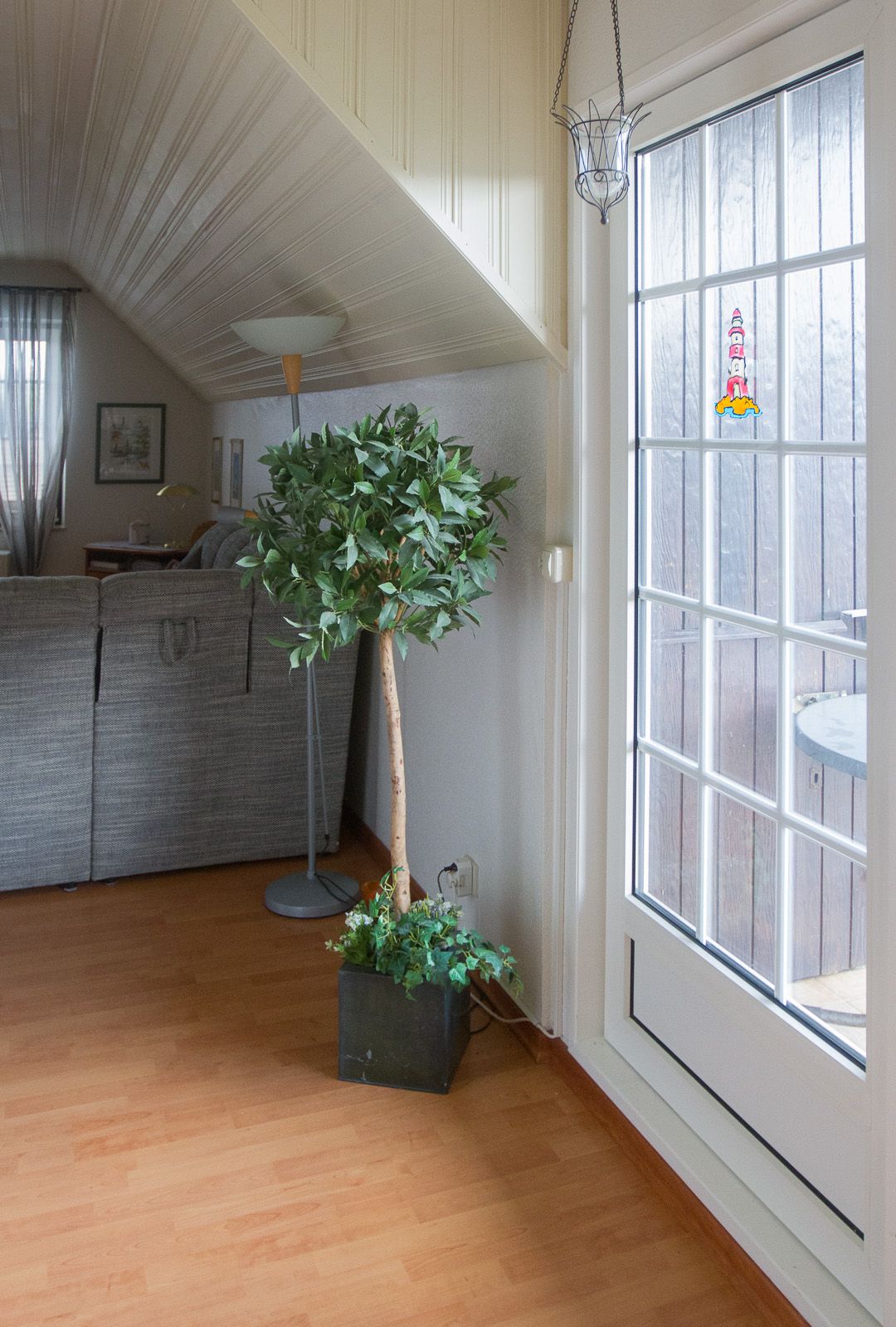 Wohn- & Essbereich vor dem Balkon mit grüner Pflanze