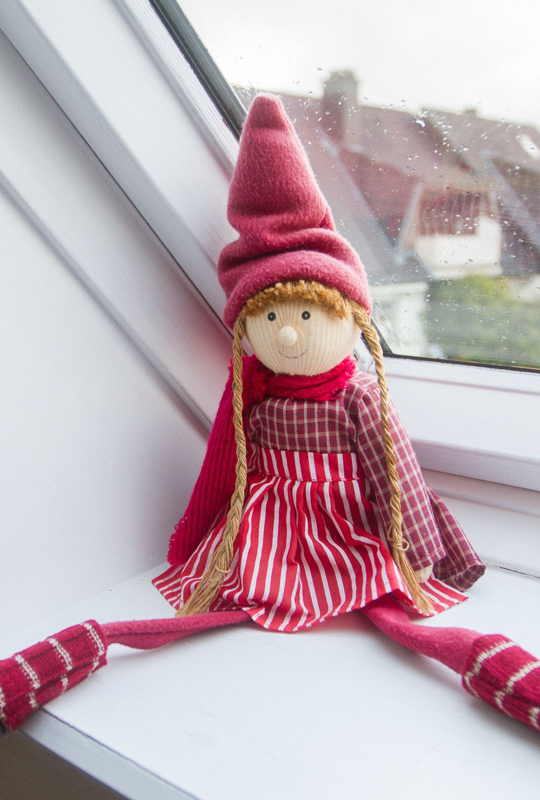 dekorative Puppe auf der Fensterbank