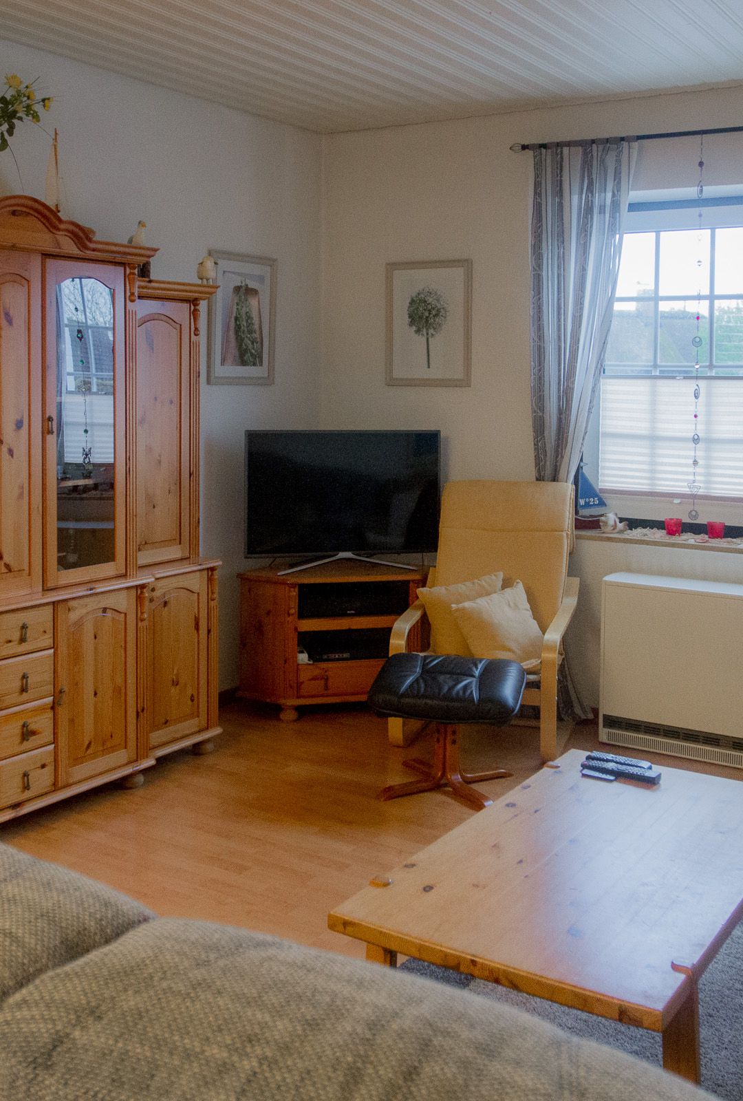 Wohnbereich mit großer Couch, Sessel & TV