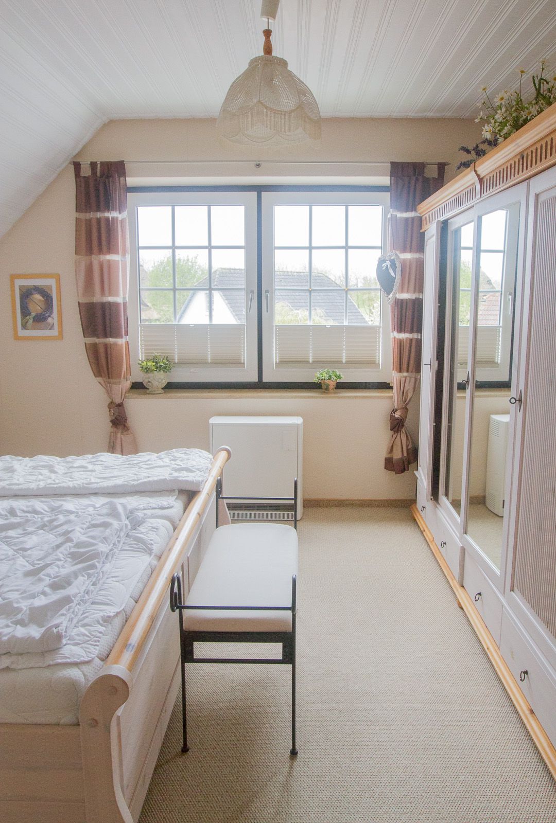 helles, einladenes Schlafzimmer mit großem Kleiderschlank & Doppelbett