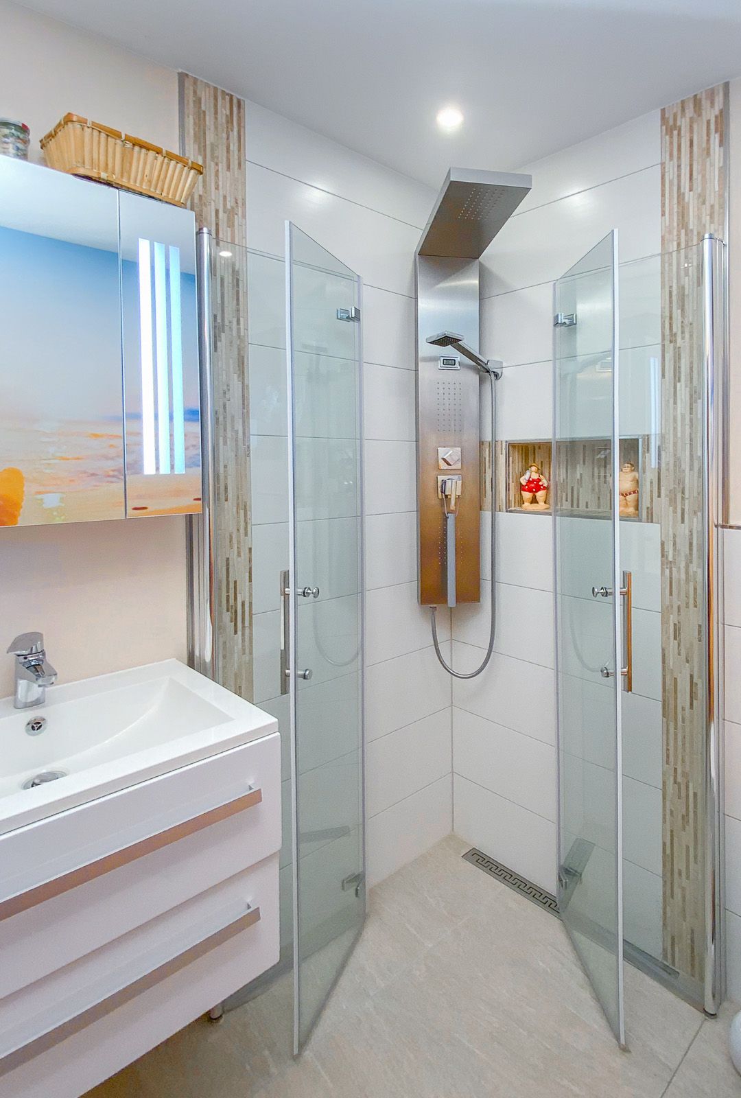 stilvolles Badezimmer mit Dusche, Waschbecken & Spiegelschrank