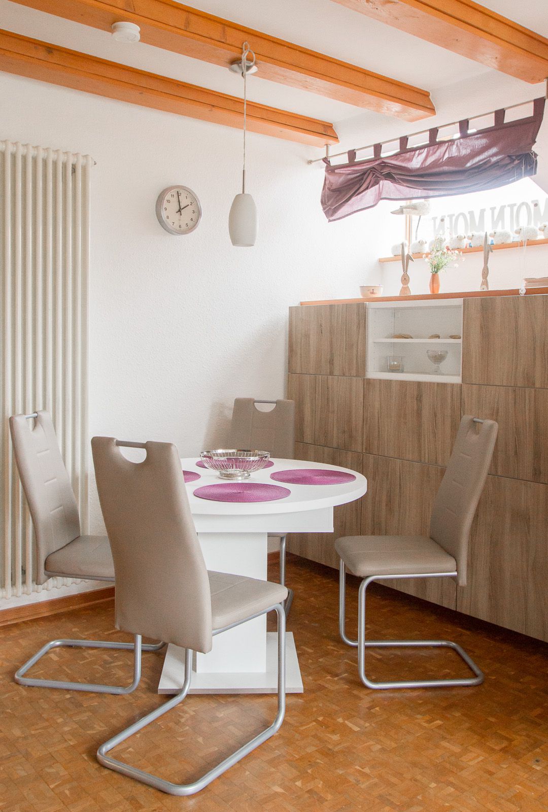 heller Essbereich mit Tisch und vier Stühlen