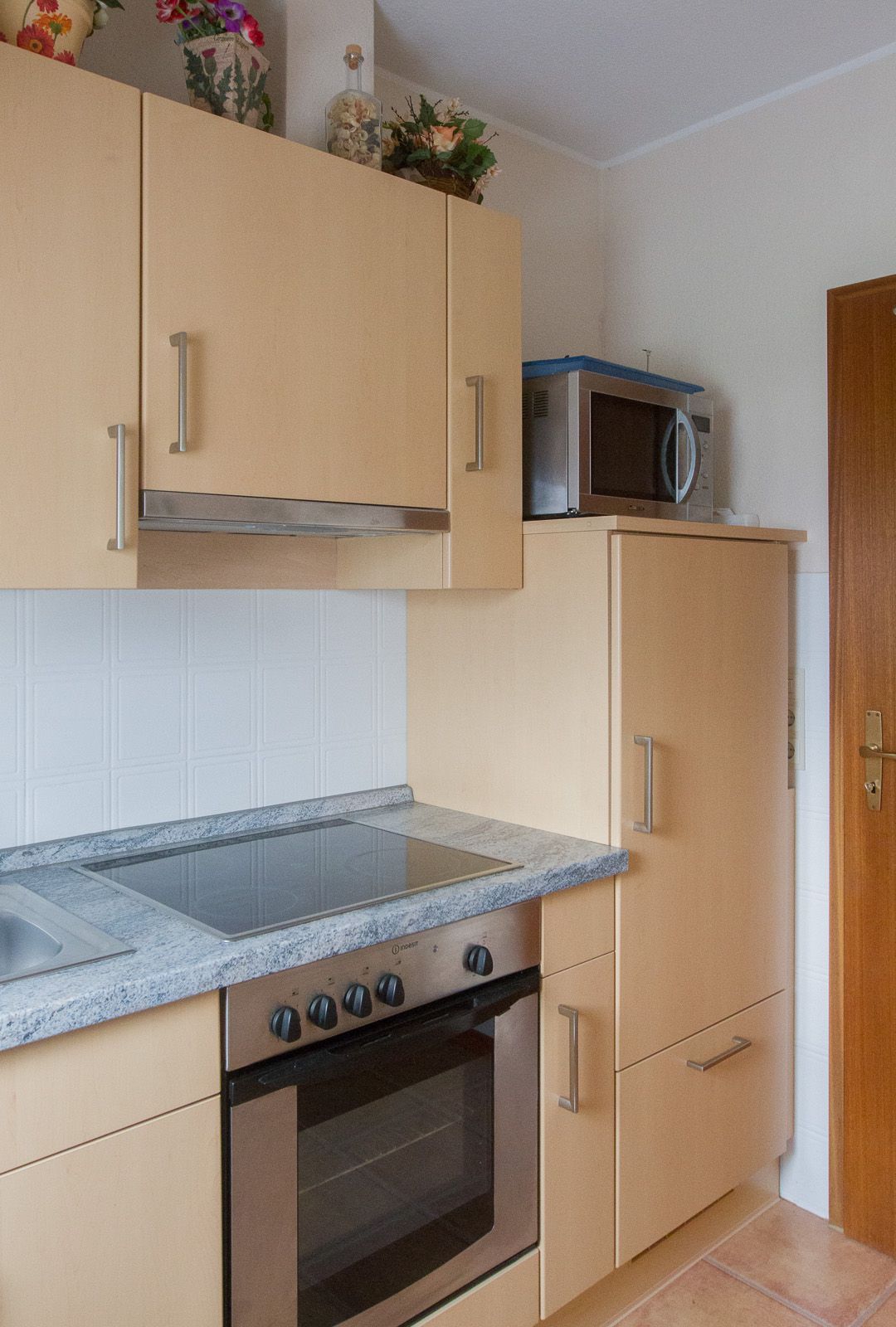 Küchenzeile mit Kuhlschrank, Herd, Ofen und Mikrowelle