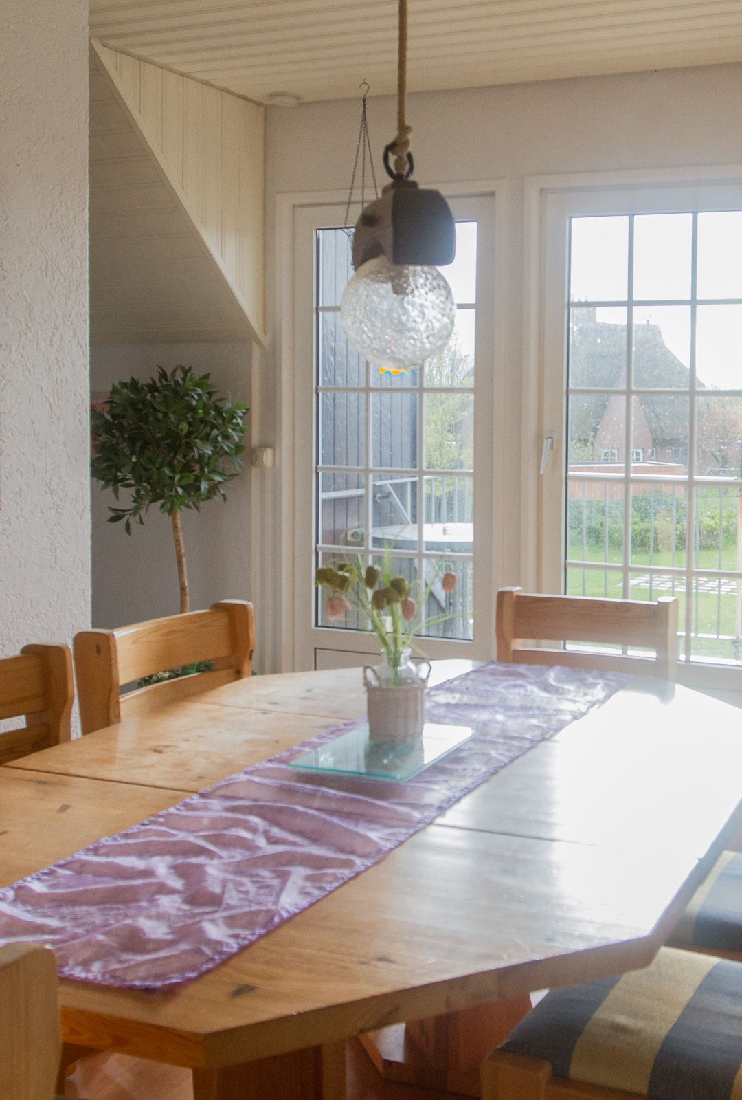 Esstisch mit Blick raus auf den Balkon