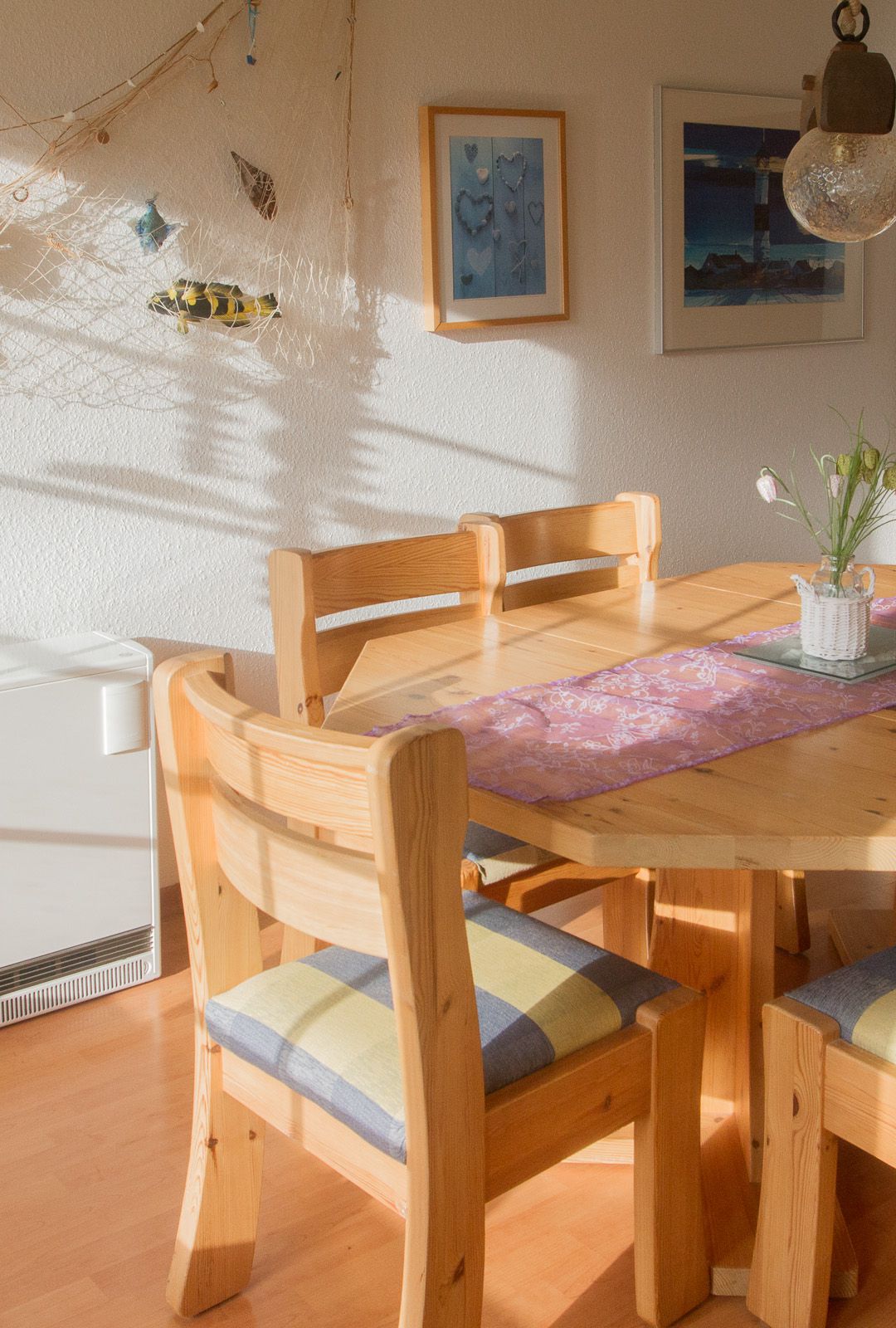 Esstisch mit sechs Plätzen